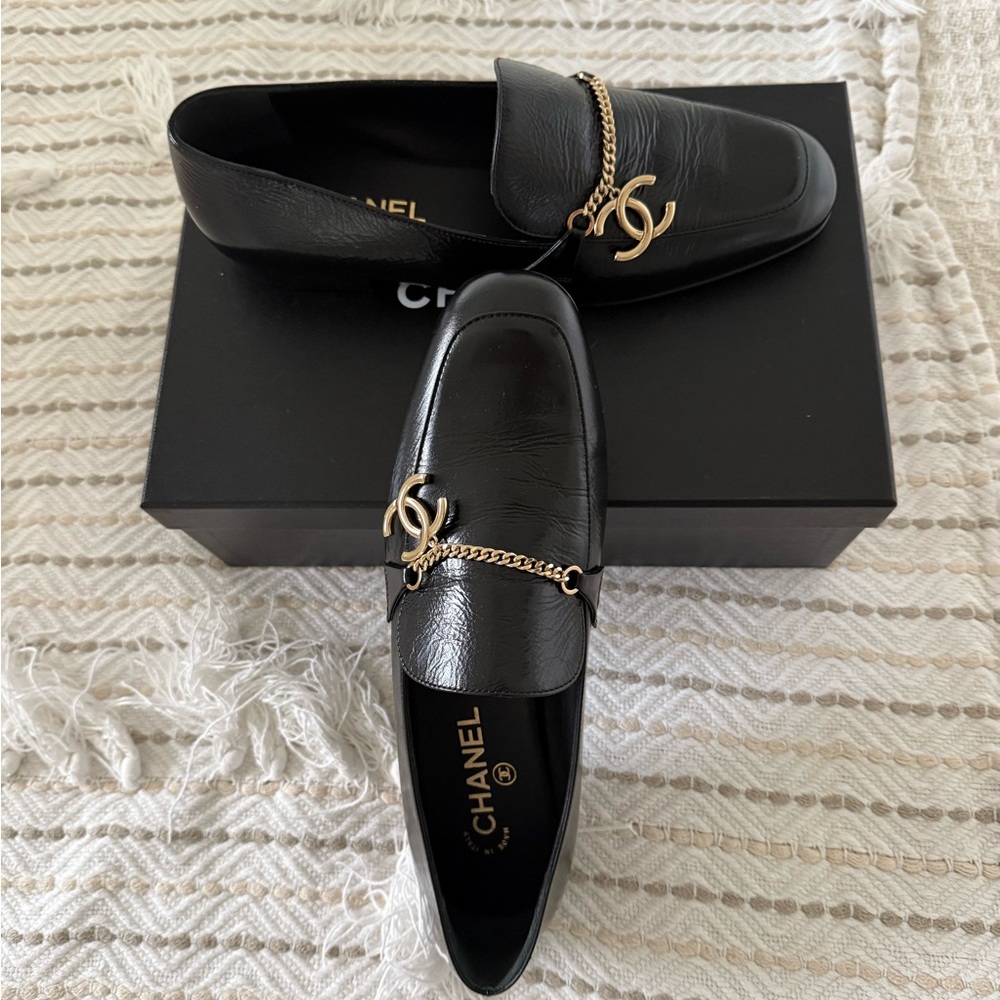 CHANEL Black Loafers with Gold CC Accent SZ 40 NWB/ full set